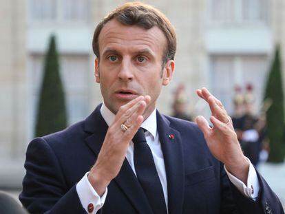 El presidente francés, Emmanuel Macron, afuera del Elíseo, este lunes.
