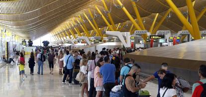 Viajeros en la zona de salidas de la T4, en el aeropuerto Adolfo Suárez Madrid-Barajas.