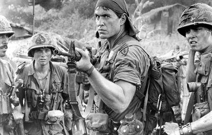 Tom Berenger y Johnny Depp, a la derecha, en un fotograma de 'Platoon' (1986).
