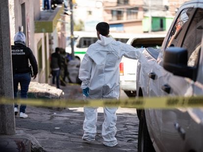 Peritos forenses y policías de investigación en el sitio donde un hombre fue asesinado, en Zacatecas, el 1 de noviembre de 2023.