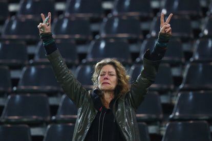 Una fan reacciona en el estadio del Borussia de Dortmund a la noticia del ataque que ha sufrido el autobús del equipo alemán.