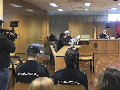 De espaldas, detrás de sus abogados y sentada en una silla, Sonia Bedoui, acusada de asesinar a su hijo recién nacido, este martes.