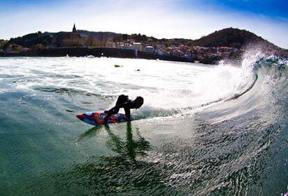 El surfista Kepa Acero sobre la que considera la mejor ola del mundo, en Mundaka.