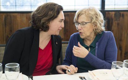 Las alcaldesas de Barcelona y Madrid, Ada Colau (izquierda) y Manuela Carmena, en una imagen de archivo.