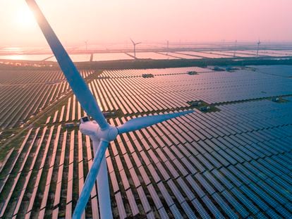 Paneles solares y turbinas eólicas en una central eléctrica integrada en la ciudad china de Dongtai.