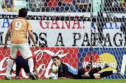 Casillas grita a Puyol, agachado delante de Santa Cruz, en el gol de Paraguay.