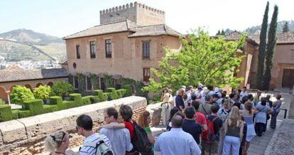 Visitantes de la Alhambra guardan cola para acceder a los palacios.