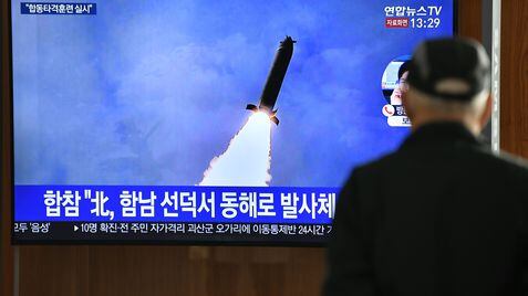 Un hombre en Seúl (Corea del Sur) observa en televisión el lanzamiento de un misil balístico norcoreano, este lunes.