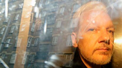 Julian Assange, bajo custodia policial en Londres, en mayo de 2019.