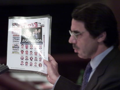 José María Aznar muestra una información en la que se califica a IU "cómplices de asesinato", en 2003.