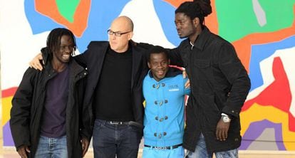 Àlex Rigola con algunos de los personajes que intervienen en “Migranland”.