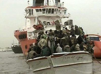 Imagen de vídeo sin datar de la televisión libia que muestra la llegada de inmigrantes rescatados a Trípoli.