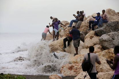 Diverses persones observen en el mar com l'huracà Matthew s'apropa a Kingston (Jamaica).