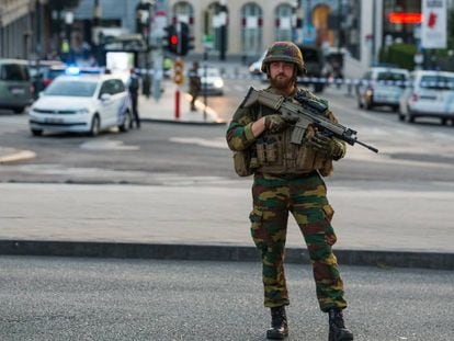 Un soldado hace guardia en el exterior de la Estaci&oacute;n Central de Bruselas.