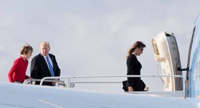 El presidente Donald Trump, su esposa, Melania, y su hijo, Barron, el lunes en Florida.