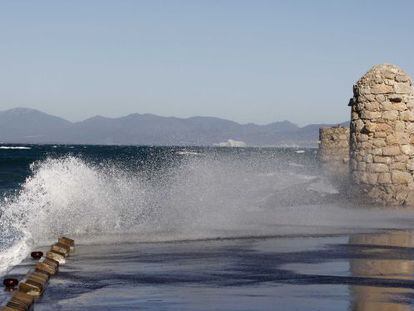 Un fuerte temporal de tramontana azota el mar en L'Escala (Girona) en la Costa Brava norte.