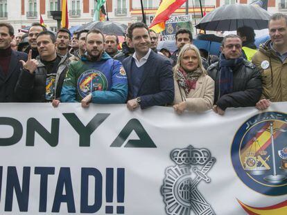 Cabecera de la manifestación convocada por la asociación Jusapol, con Albert Rivera (primero por la izquierda), Teodoro García Egea (cuarto por la derecha) y Javier Ortega Smith (primero por la derecha), este sábado.