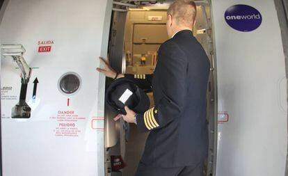 Un piloto de Iberia accede a la cabina de su avión.