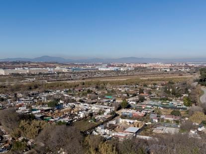 Un tramo del poblado de barracas de Montcada, entre el cauce del río Besòs (a la izquierda) y la carretera de La Roca (derecha) que serpentea la sierra de Marina, esta semana.