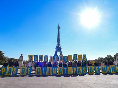 Activistas de las ONG Greenpeace, Oxfam France, Fundación Nicolas Hulot y Notre Affaire à Tous celebran en París la sentencia que ordena al Estado francés “reparar perjuicios ecológicos” de compromisos incumplidos