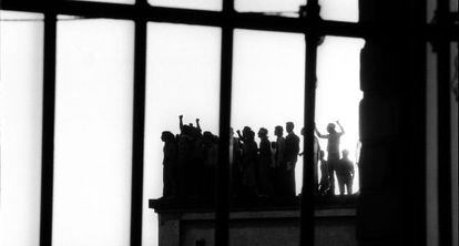 Los presos subidos al tejado de la cárcel de Carabanchel (Madrid) en un motín, el 21 de julio de 1977.