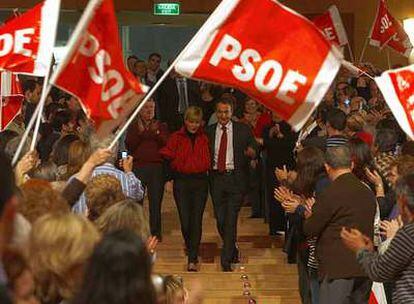 José Luis Rodríguez Zapatero llega acompañado de su esposa, Sonsoles Espinosa, al mitin de inauguración de la campaña del PSOE en Madrid.
