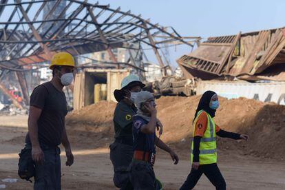 Los equipos que trabajan en el puerto advierten de la presencia de bidones de químicos peligrosos y productos inflamables que pueden provocar nuevas explosiones.