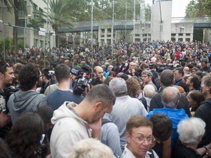 Cientos de personas, concentradas junto al centro c&iacute;vico Cotxeres de Sants, el domingo.