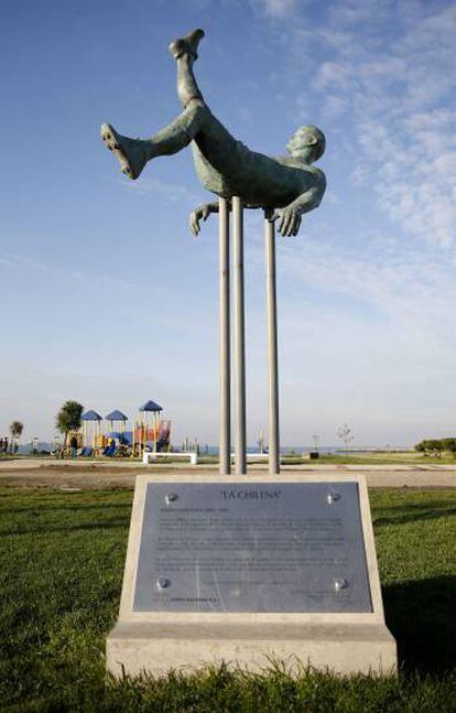 Estatua de homenaje a Unzaga frente al campo donde hizo por primera vez la chilena, en Talcahuano (Chile).
