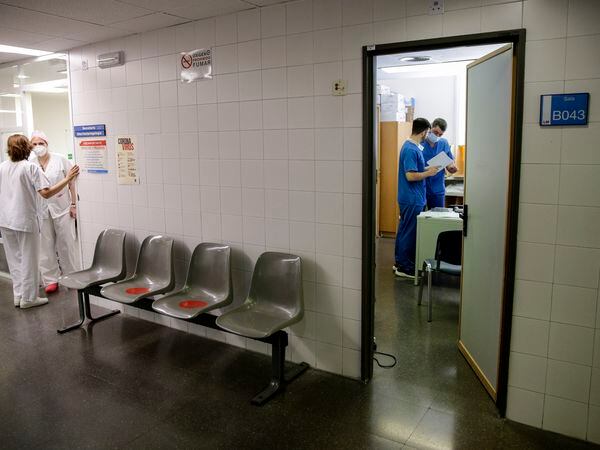 Personal médico en el área de consultas adaptadas a la pandemia de la covid-19 en el Hospital Clínico San Carlos, en Madrid.