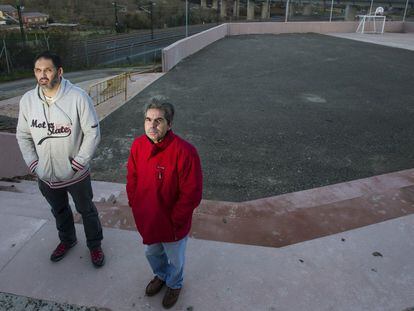 Martín Rozas e Isidoro Castaño, de la asociación de vecinos de Angrois, en el parque.