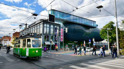Un tranvía pasa frente al Kunsthaus, en la ciudad austriaca de Graz.