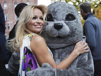 La vigilante de la playa más conocida, Pamela Anderson, se ha unido este viernes a la protesta de la asociación de los derechos animales PETA contra la caza de focas en su país natal, Canadá. La actriz considera que es "terrible" que cientos de miles de focas mueran cada año durante la temporada de caza y ha querido ofrecer su apoyo a esta noble causa. La estrella confía en que su aportación sirva para concienciar a la población sobre la feroz persecución que sufren estos animales.