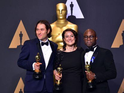 Jeremy Kleiner (a la izquierda), Adele Romanski and Barry Jenkins posan con el Oscar a mejor pel&iacute;cula.