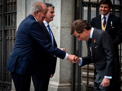 El alcalde de Madrid, José Luis Martínez-Almeida saluda al rey emérito Juan Carlos I.