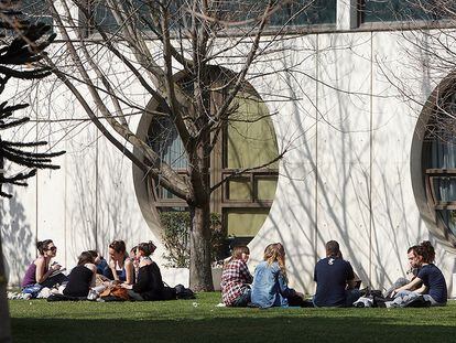 Alumnos de la Universidad Pública de Navarra, en Pamplona.