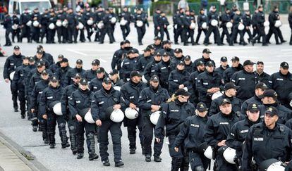 Policías alemanes durante una manifestación por la cumbre del G20 en Hamburgo el pasado 24 de junio.