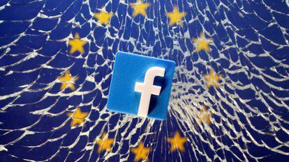 Un logo de Facebook en un cristal roto con la bandera europea en el fondo.