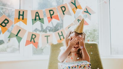 Una niña festeja su cumpleaños.