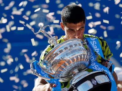 Carlos Alcaraz besa la copa tras su triunfo, este domingo en Barcelona.