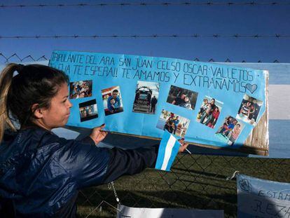 Malvina Vallejos cuelga un cartel para recordar a su hermano, tripulante del ARA San Juan, frente a la base naval de Mar del Plata.