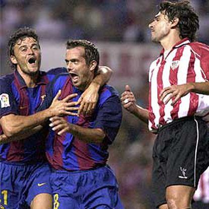 Cocu, autor del gol, lo celebra con Luis Enrique, ante el jugador del Athletic Karanka.