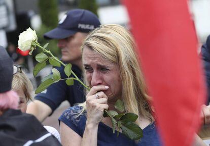 Una mujer llorar durante la protesta este jueves en Varsovia contra la reforma del Tribunal Supremo.