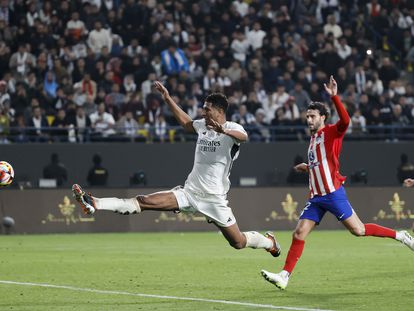 Bellingham intenta rematar ante el defensa del Atlético de Madrid, Mario Hermoso, durante el encuentro de semifinales de la Supercopa de España entre Real Madrid y Atlético de Madrid. EFE / Juan Carlos Cárdenas.