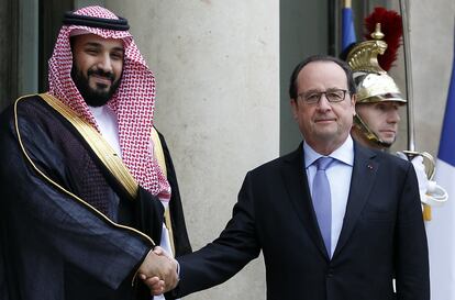 El presidente francés, François Hollande, da la bienvenida al príncipe heredero, Mohammed Bin Salmán, en el Palacio Presidencial, el 27 de junio de 2016 en París, Francia.