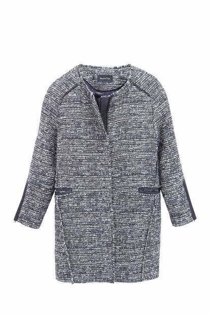 Puedes dar un toque más clásico a tu armario con este abrigo línea Coccon en tweed con aplicaciones de cuero de Massimo Dutti. (165 euros)