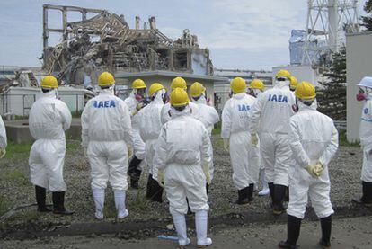 Inspectores de la Agencia de la Energía Atómica realizan una visita a la planta de Fukushima.