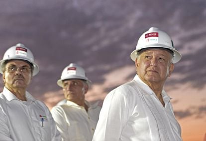 El presidente de México, Andrés Manuel López Obrador, en una planta de Pemex a principios de 2020.