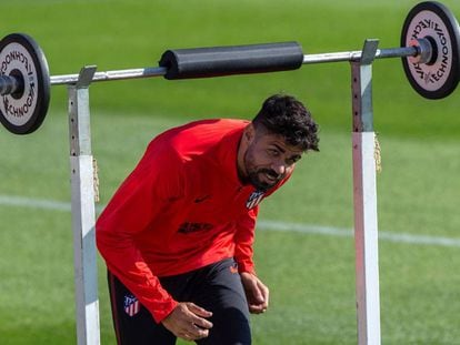 Diego Costa, durante el último entrenamiento del Atlético previo al partido con el Alavés en Vitoria.