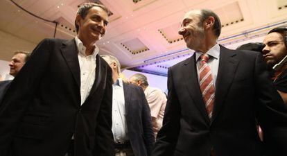 El presidente Zapatero y Rubalcaba, en el Palacio Municipal de Congresos, donde el candidato leyó su discurso.